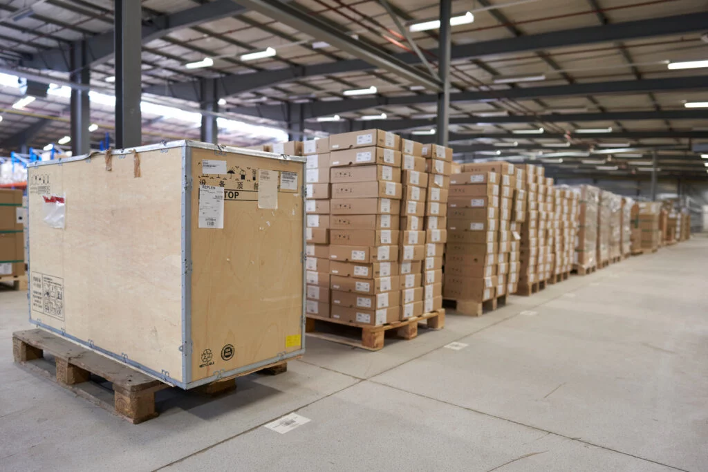 Opslag van kratten in warehouse Maastricht-airport